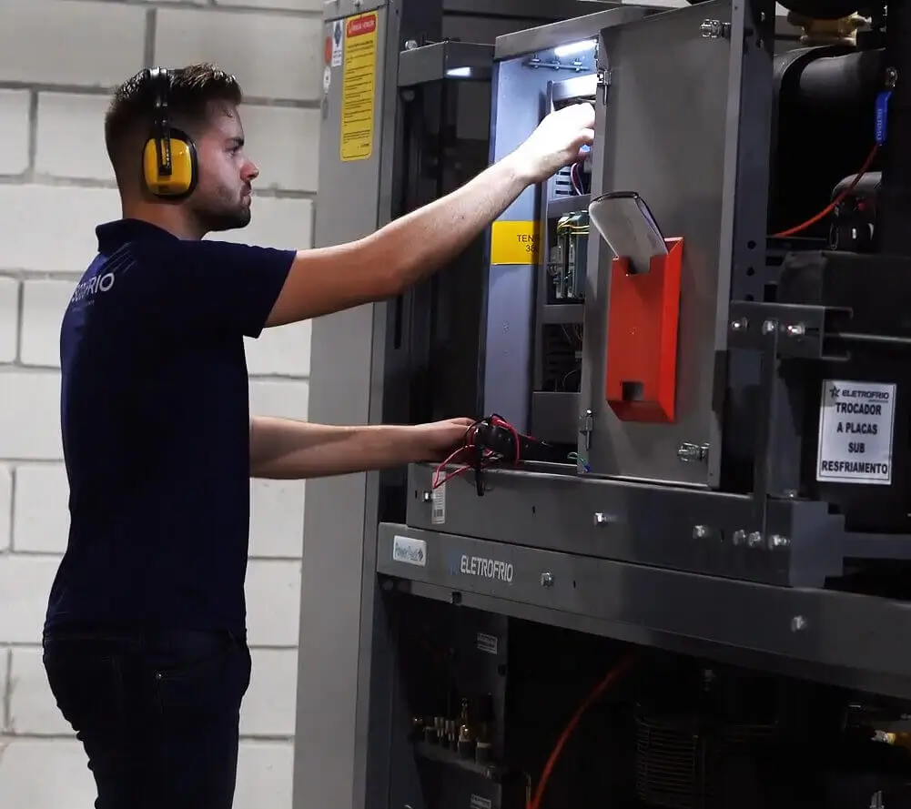 Profissional em manutenção de refrigeradores
